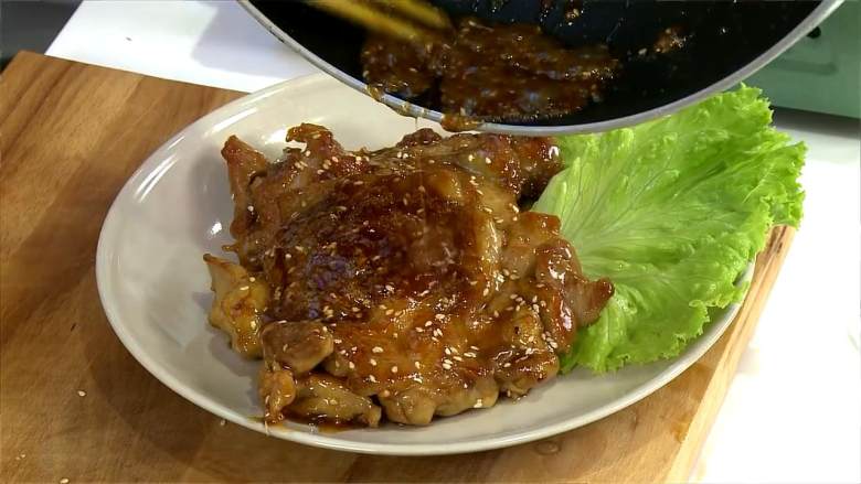 照烧鸡腿,盛出，把酱汁淋在鸡腿上即可