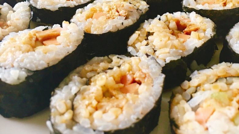 最简单的寿司,把切好的食材都铺上去然后卷起来，然后再切就好了！