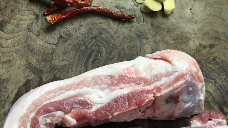 苦瓜红烧肉,根据自己的爱好想吃选择五花肉,准备好姜,香料