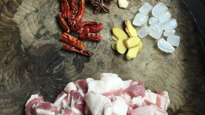 苦瓜红烧肉,把肉切好,