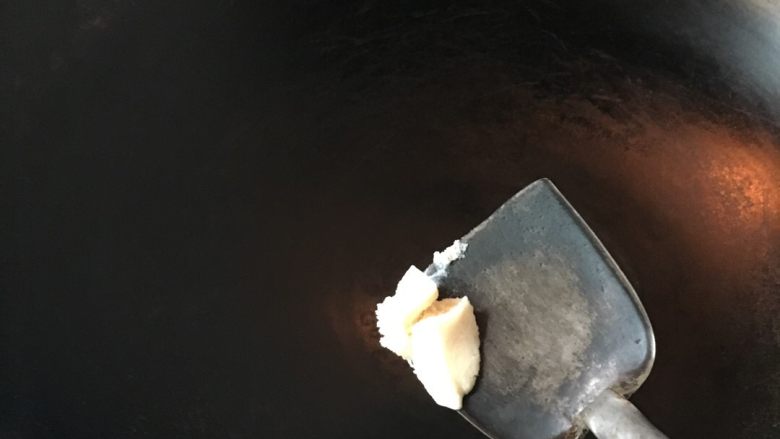 苦瓜红烧肉,放少许猪油,其他的油也可以,不要太多哦