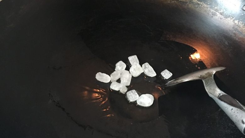 苦瓜红烧肉,待油热后加入冰糖,一定要小火哟,