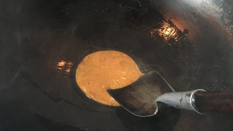 苦瓜红烧肉,炒到翻泡,就立马下肉,不然糖色焦了就不好了