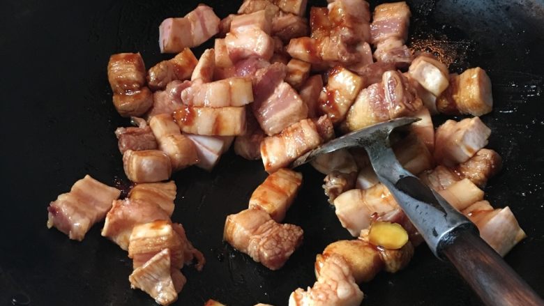 苦瓜红烧肉,下肉翻炒均匀,就开大火炒,待把肉的油都憋出来了后就加入香料,干海椒节,生姜一起翻炒,记得随时观察锅里的情况,调节火的大小,