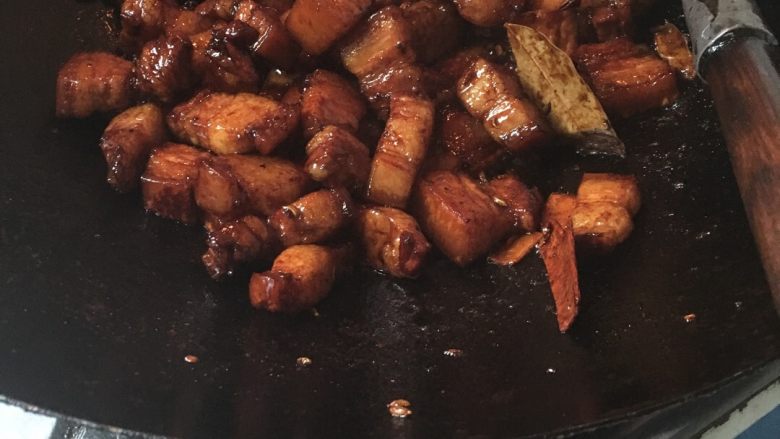 苦瓜红烧肉,差不多这样颜色都粘在肉上面了,要是颜色淡点了加点点老抽,就可以加入开水了,