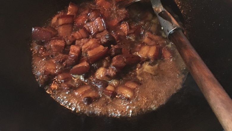 苦瓜红烧肉,加好水后倒入高压锅压,高压锅压下这样可以把肉里的油压出来,这样吃起来不腻,还可以节约时间,要是没有高压锅也可以,这个步骤就要慢慢的炖,小火,高压锅压10分钟,气等他自己放完后,出锅倒入苦瓜