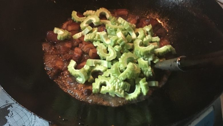苦瓜红烧肉,根据自己喜好也可以用其他的东西烧肉