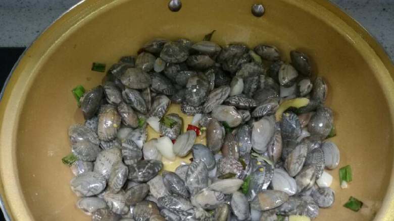 炒花蛤,加入花蛤煸炒