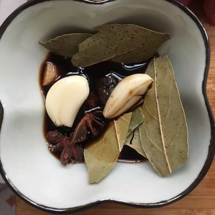 香椒牛肉,配料,大蒜,生姜,桂皮,八角,香叶,酱油,红辣椒 ,花椒。