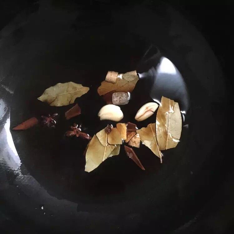 香椒牛肉,锅里少点加水,倒入配料…