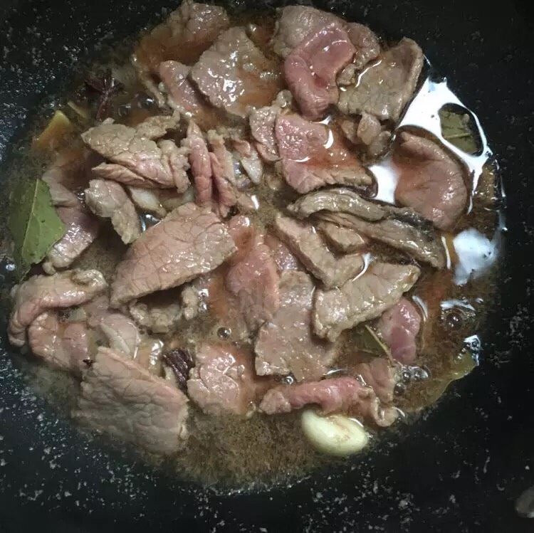 香椒牛肉,放进牛肉,煮开用芡粉收汁