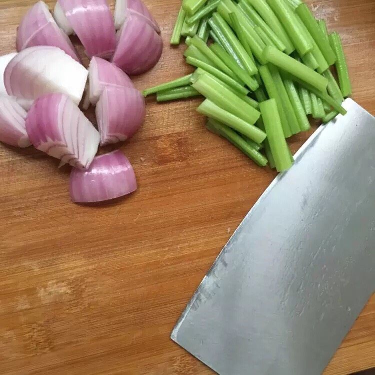 香椒牛肉,切洋葱片,芹菜根…