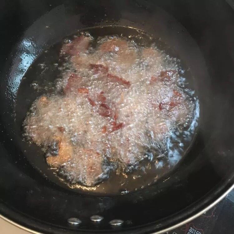 香椒牛肉,锅里放油,倒入牛肉,炸至金色