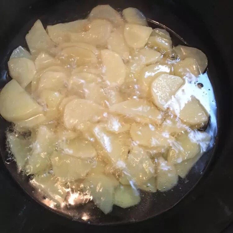 香椒牛肉,牛肉炸好捞起,继续炸土豆片