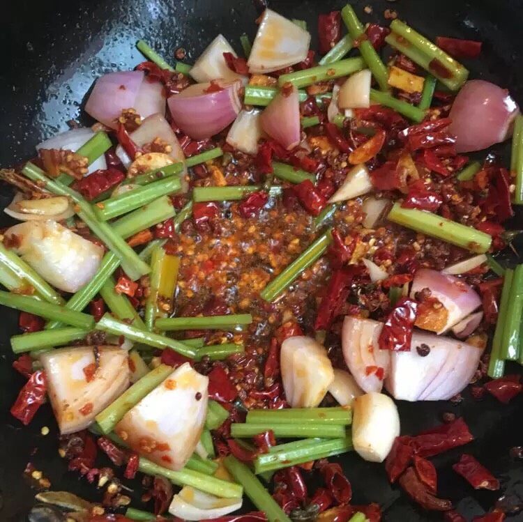香椒牛肉,炒香后,放入洋葱和芹菜根