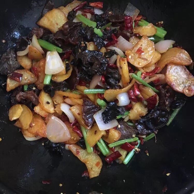 香椒牛肉,随后倒入炸好的牛肉土豆片木耳~(因为楼楼喜欢吃木耳,所以加入了木耳,不喜欢的也可以不加)