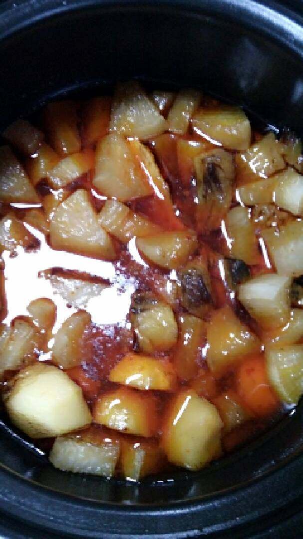 白萝卜炖牛腩,把炖了一小时牛腩里的配料捡出来,把焯过水的<a style='color:red;display:inline-block;' href='/shicai/ 26'>白萝卜</a>放入锅里再压二十分钟。(如果不吃辣的这时候就可以吃了)