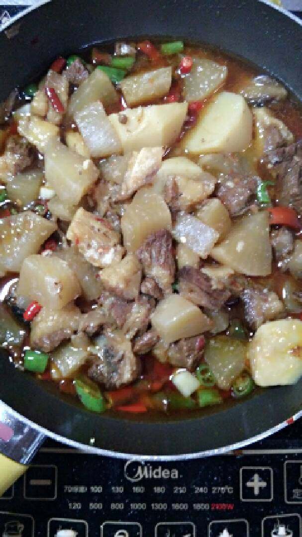 白萝卜炖牛腩,倒入炖好的牛腩焖几分钟,出锅前淋点香油