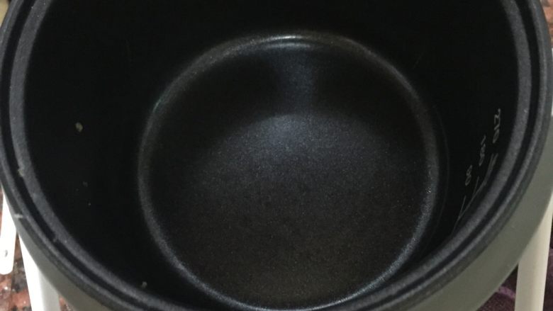 迷你电锅芝士蛋糕,我忘了拍发蛋白的过程 做完了才醒起来 啥都没拍 因为太简单了 蛋白发好后 和蛋黄糊一起搅拌