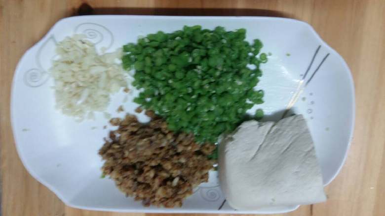 豆腐皮菜卷,豇豆切碎,切好葱花,<a style='color:red;display:inline-block;' href='/shicai/ 465'>豆腐</a>用铲子捣碎备用。