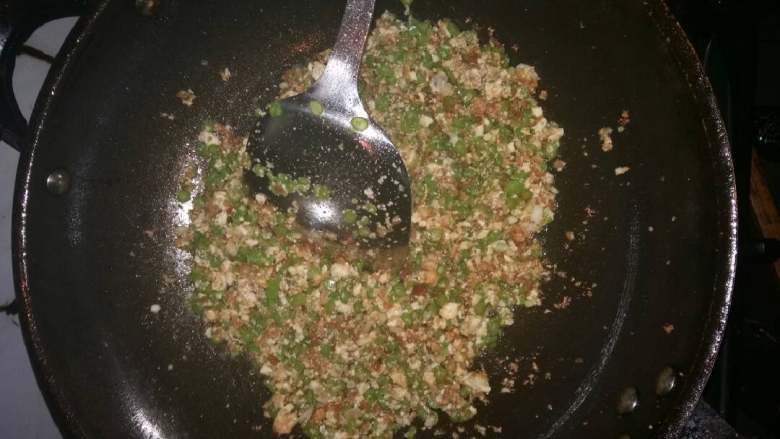 豆腐皮菜卷,锅烧热下色拉油,先把豆腐炒透,再依次放入豇豆,油渣,加盐炒至入味,出锅之前放入蒜蓉和鸡精装盘备用。