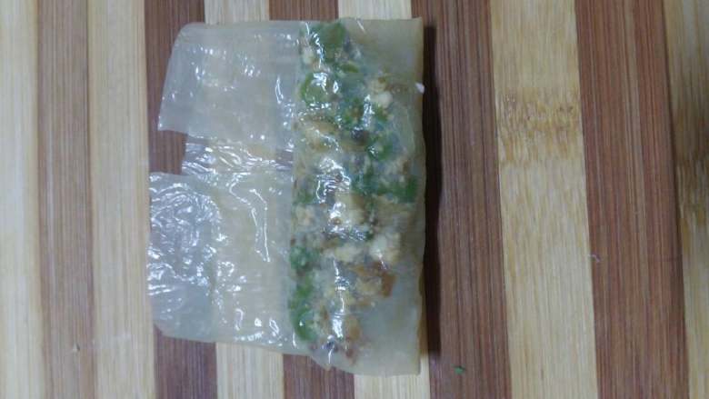 豆腐皮菜卷,卷一下,再卷一下。