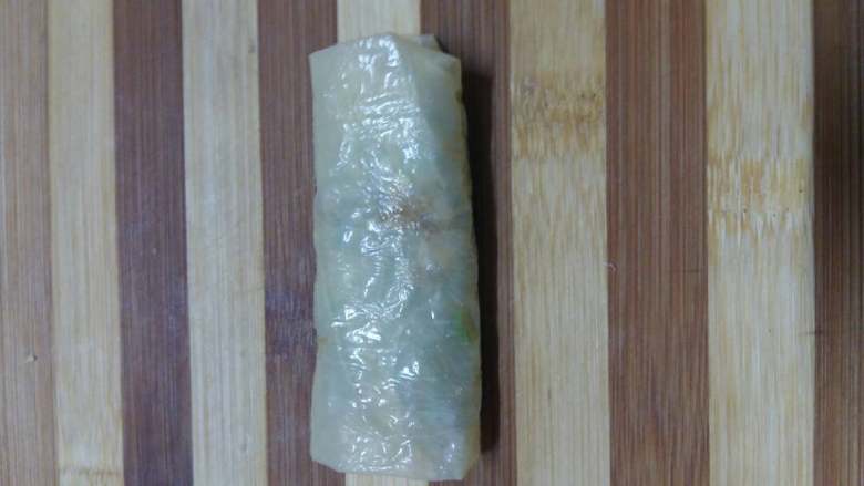 豆腐皮菜卷,再卷一下,豆腐皮包卷好了。以此类推全部包完。