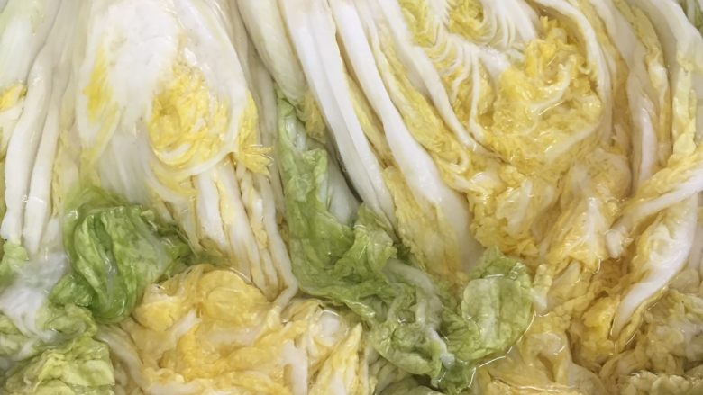 韩国泡菜,把腌制12小时大白菜出了的水倒掉,拧干大白菜的水份,然后用纯净水洗一下大白菜剩下的盐,试一下咸淡,以自己接受程度为准,建议淡一点比较好