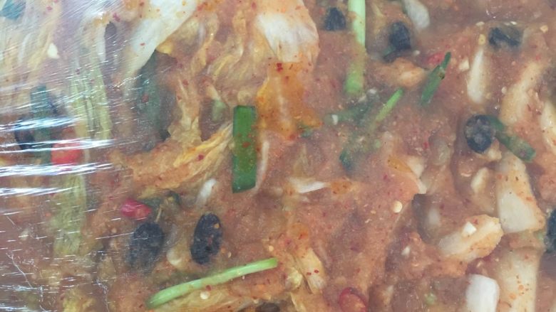 韩国泡菜,用保鲜膜封好,重温放3天