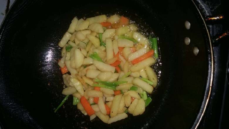 狼牙土豆条,出锅之前加入葱段,鸡精关火。