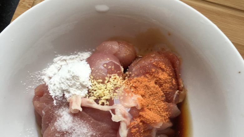 豆芽汆肉片,瘦肉放料酒,盐,鸡精,生抽,淀粉,麻辣鲜腌制15分钟