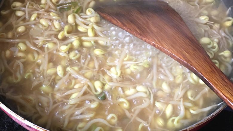 豆芽汆肉片,大火煮开,到豆芽熟了