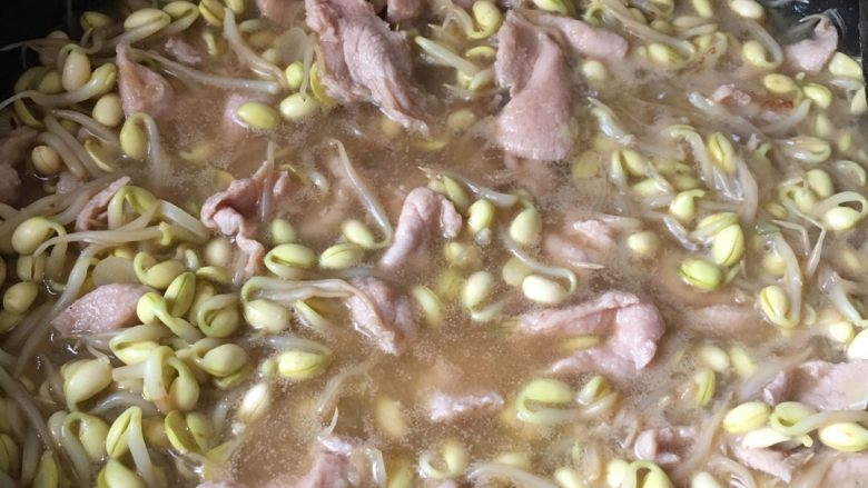 豆芽汆肉片,肉片变色后,煮两三分钟