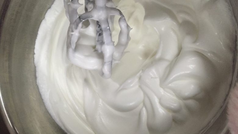 原味戚风蛋糕,然后把剩下的糖分三次倒入蛋白中,打到蛋白拉起来有勾丝就可以啦
