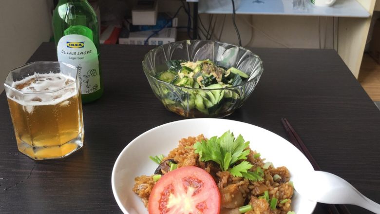 排骨焖饭,加杯🍻，拍个黄瓜，