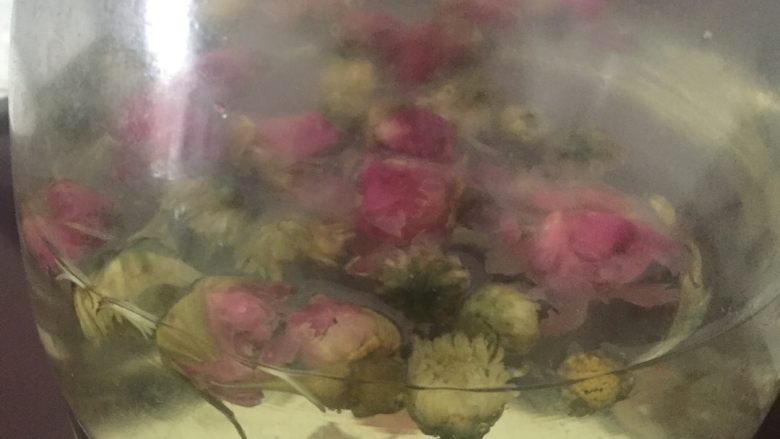 紫菜包饭,泡上一壶花茶,开吃咯……可以根据个人喜好,搭配番茄酱,芥末等