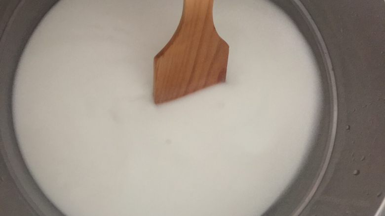 江水鱼儿,然后把搅拌好的玉米,红薯混合水倒进锅里,不停的搅拌。