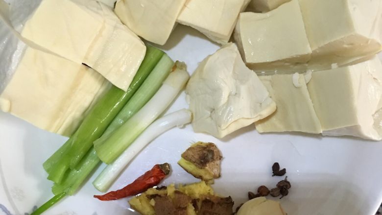 鱼头豆腐汤,豆腐切小块,材料备好
