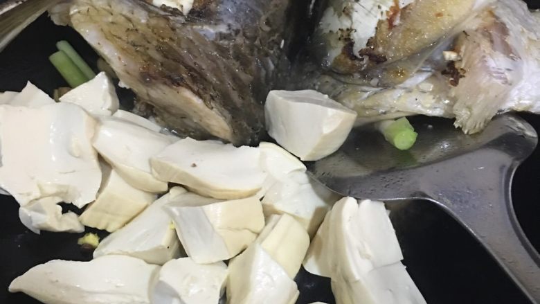 鱼头豆腐汤,加入备好的材料,豆腐也放进去一起煎
