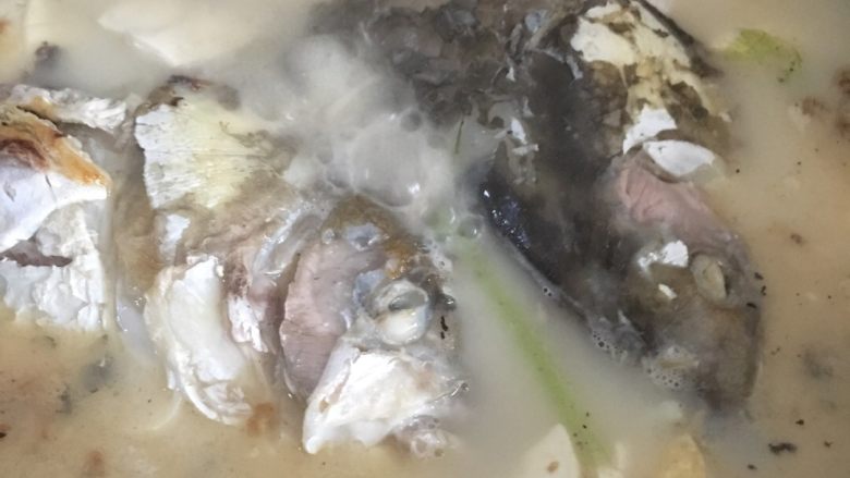 鱼头豆腐汤,加入清水大火煮开,关中火慢慢煮