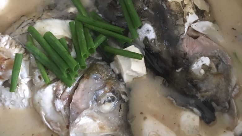 鱼头豆腐汤,十五分钟后,关火加入适量盐味精 胡椒粉 葱段。