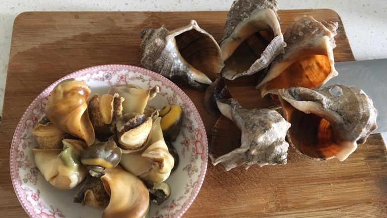 海螺肉炒韭菜,取出螺肉(用牙签扎住拽出)