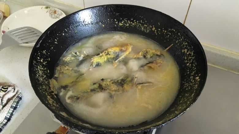 嘎鱼汤,汤炖的差不多了(汤白了即可)加入盐