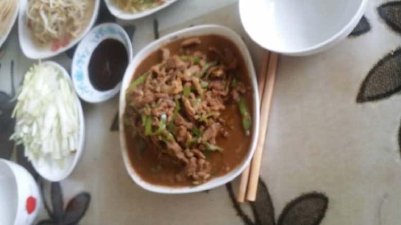 京酱肉丝饼,饼烙好后把煨好的<a style='color:red;display:inline-block;' href='/shicai/ 216'>牛肉</a>丝放入<a style='color:red;display:inline-block;' href='/shicai/ 8778'>尖椒</a>葱丝<a style='color:red;display:inline-block;' href='/shicai/ 712'>甜面酱</a>炒好即可