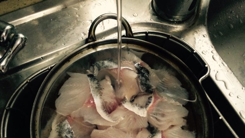 麻辣风味花莲鱼,清洗鱼肉片并不断用细流水冲洗10分钟(目的是冲掉鱼肉中的血丝,使肉片更加洁白)。