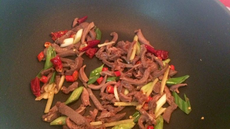 爆炒鸭胗 🍎,倒入鸭胗,加入少许生抽、耗油、料酒、鸡精、盐,爆炒