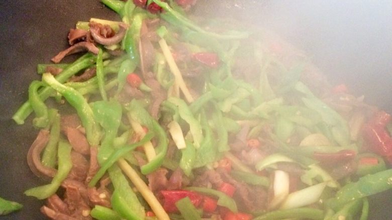 爆炒鸭胗 🍎,后加入青椒丝,爆出香味,炒匀即可收盘