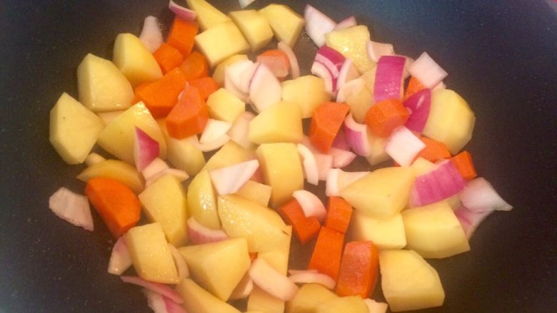 咖喱土豆鸡 🍎,炒锅入油,依次倒入土豆、胡萝卜、洋葱翻炒