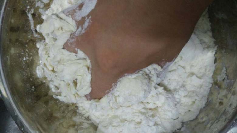 葱花饼,加水和面(也可以先把酵母粉化到水里),和面这个事情好多人好像不知道怎么去下手,其实就是搅一搅(加水时),抓一抓(加完水后),揉一揉(就是让面和水完全融合)。