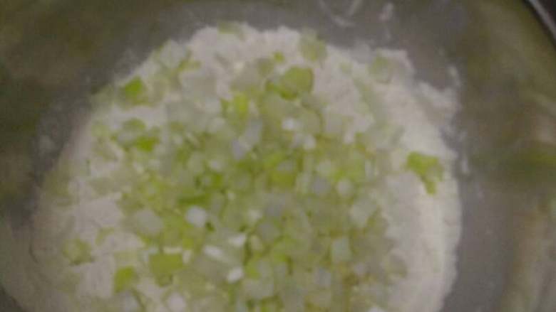 葱花饼,把热好的油倒进放有面和葱花的碗里(噼里啪啦的还挺香)搅拌